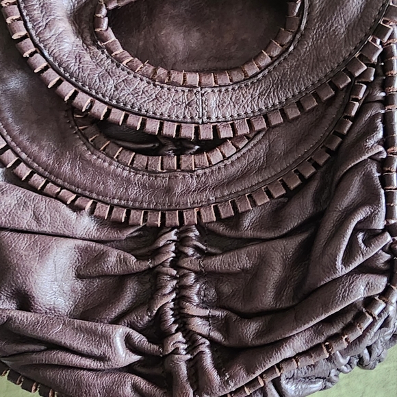 100% Leather Lockheart shoulder bag. Brown leather. Approx size 11 " x 11" - Picture 11 of 11